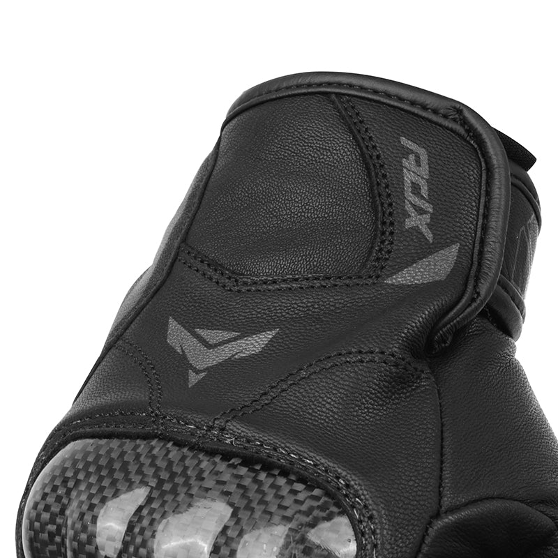 Gants moto cuir Daytona Noir — gros plan du dessus de la main et du poignet