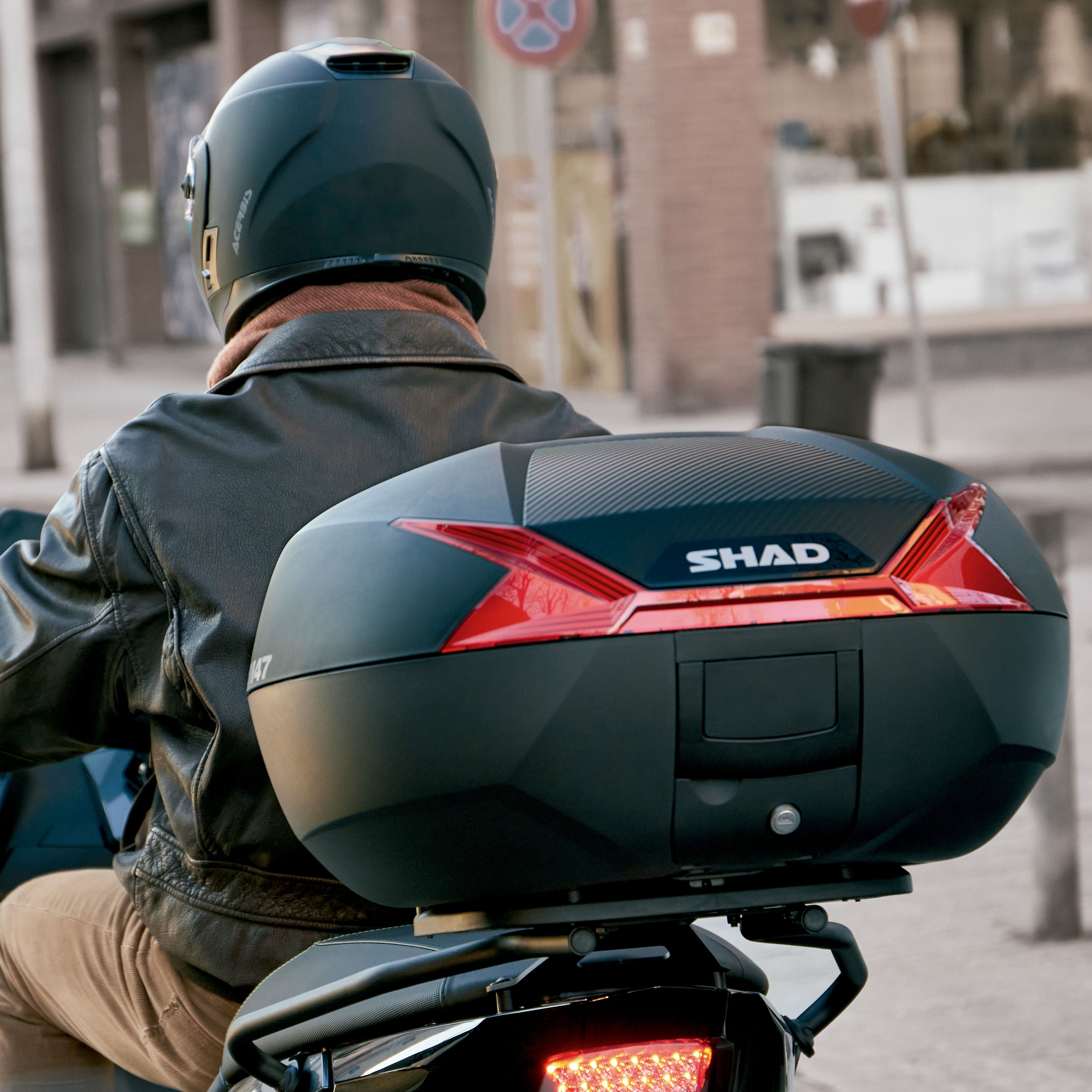Top Case SHAD SH47 Réflecteur Rouge — Top Case Moto 47L Sécurité - LE PRATIQUE DU MOTARD