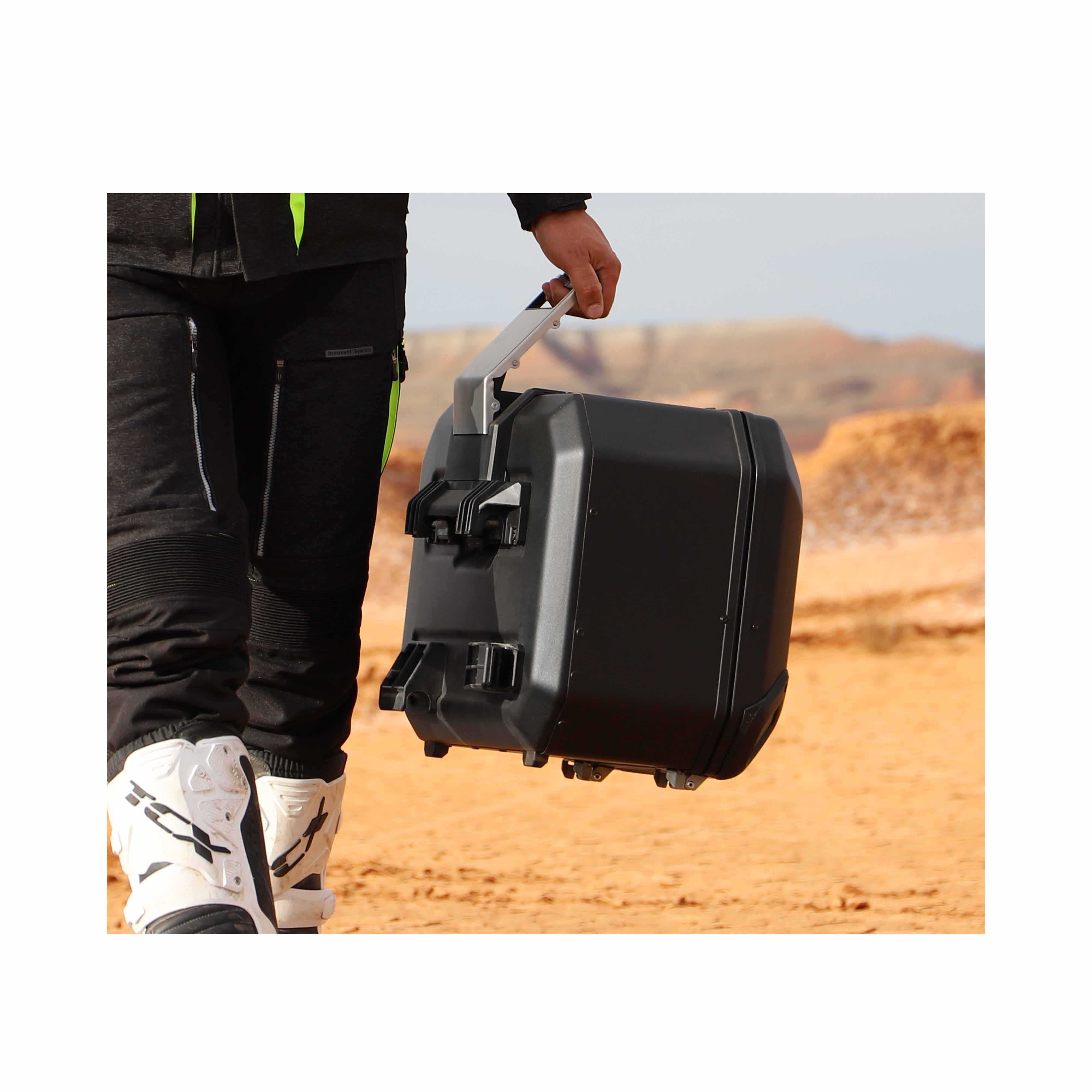 Valise Latérale Droite SHAD TR47R Terra Black — Sacoche 47L Alu Noir Mat - LE PRATIQUE DU MOTARD