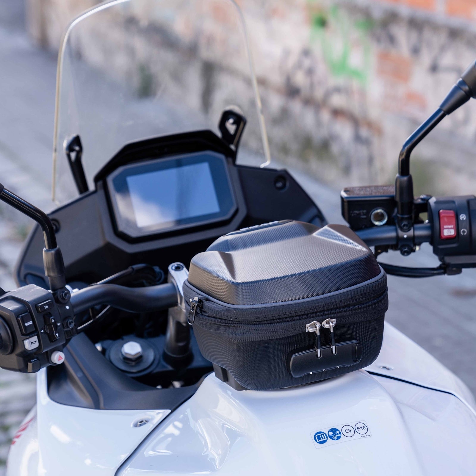 Sacoche Réservoir SHAD E03CL Pro — Sacoche Moto 3L Click + Sangles - LE PRATIQUE DU MOTARD