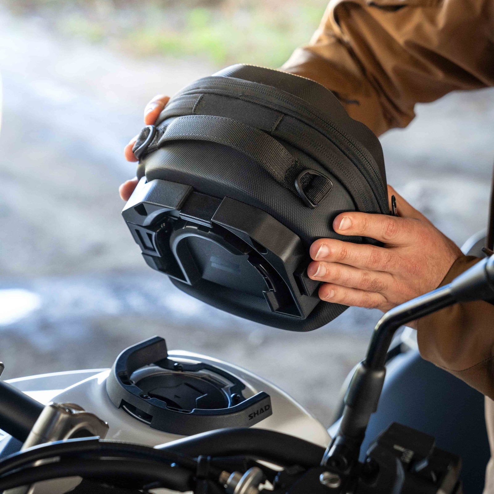 Sacoche Réservoir SHAD E03CL Pro — Sacoche Moto 3L Click + Sangles - LE PRATIQUE DU MOTARD