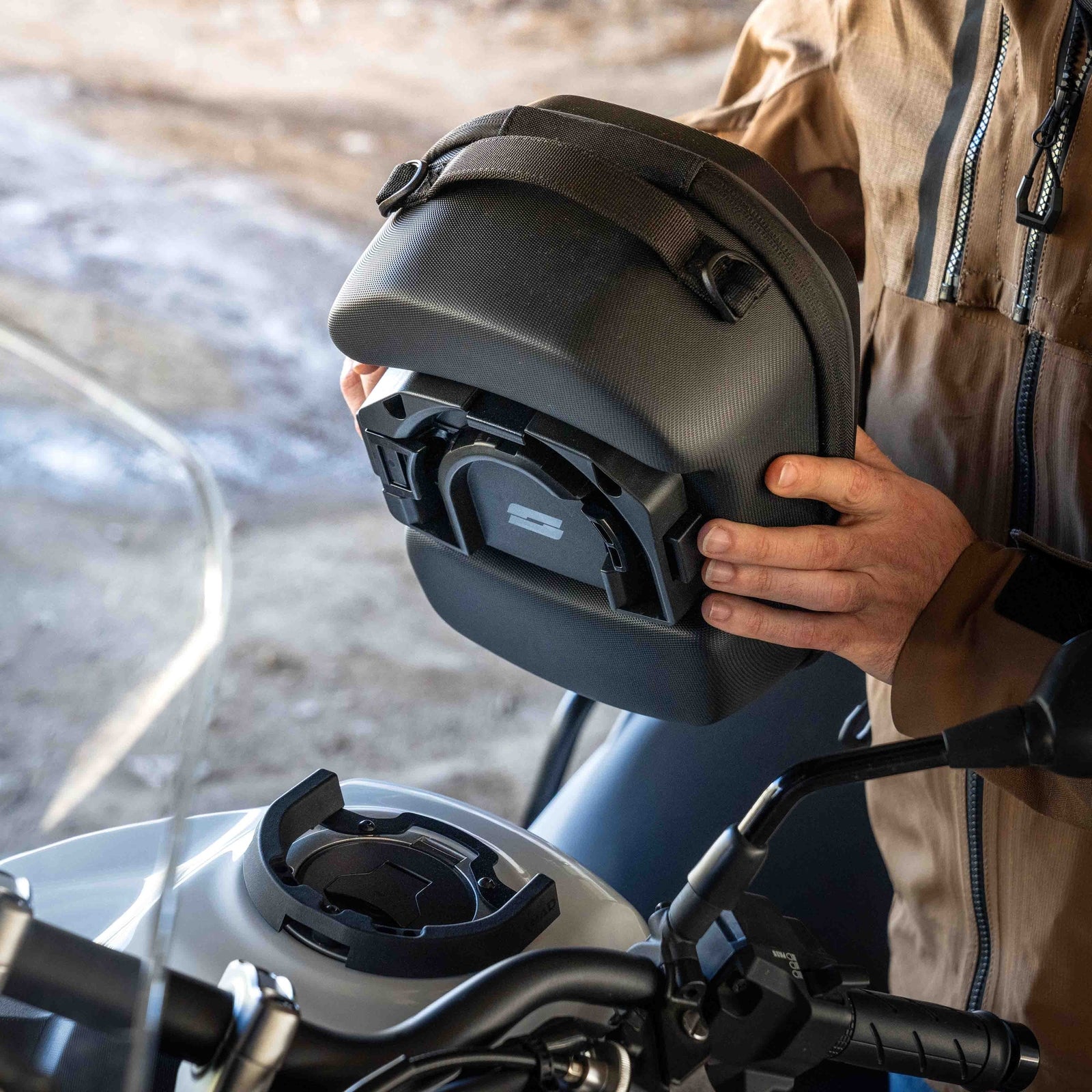 Sacoche Réservoir SHAD E09CM — Sacoche Moto 9L Click + Aimants - LE PRATIQUE DU MOTARD
