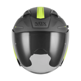 Casque jet moto NOX N130 Ekto noir mat jaune fluo de face, écran solaire baissé haute visibilité