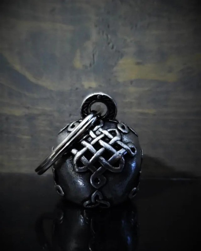 Cloche de moto unique Bravo bells " crâne celtique" - Le Pratique du Motard