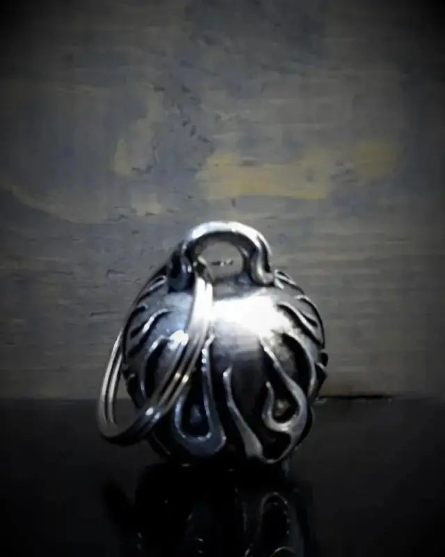 Cloche de moto unique "Cloche crânienne en diamant de flamme" - Le Pratique du Motard