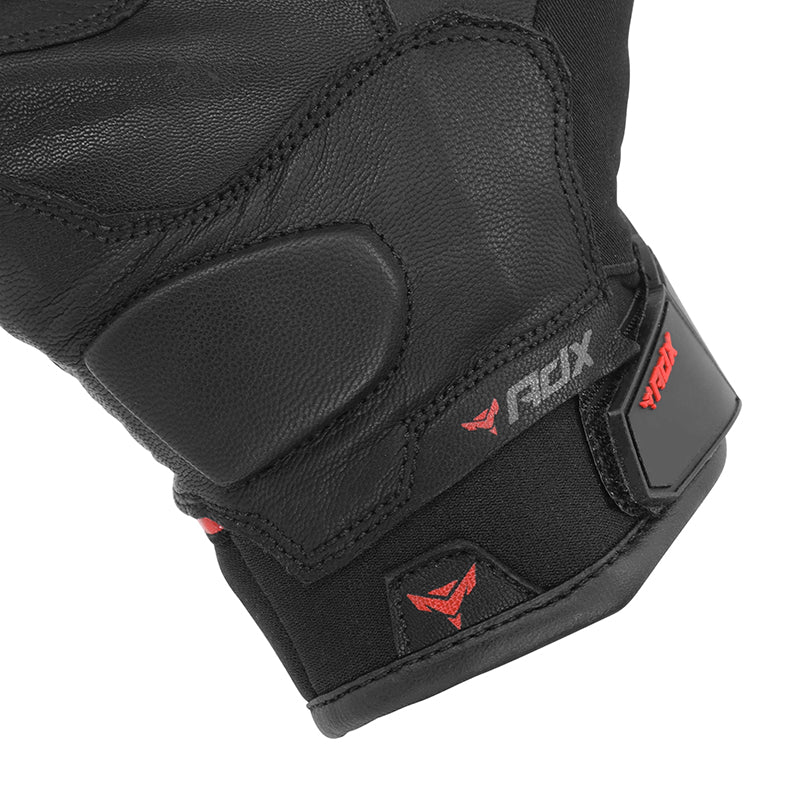 Gants moto hiver Detroit Noir/Rouge — gros plan du bas de la paume et de la patte du poignet