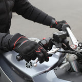 Gants moto hiver Detroit Noir/Rouge — porté, mains au guidon