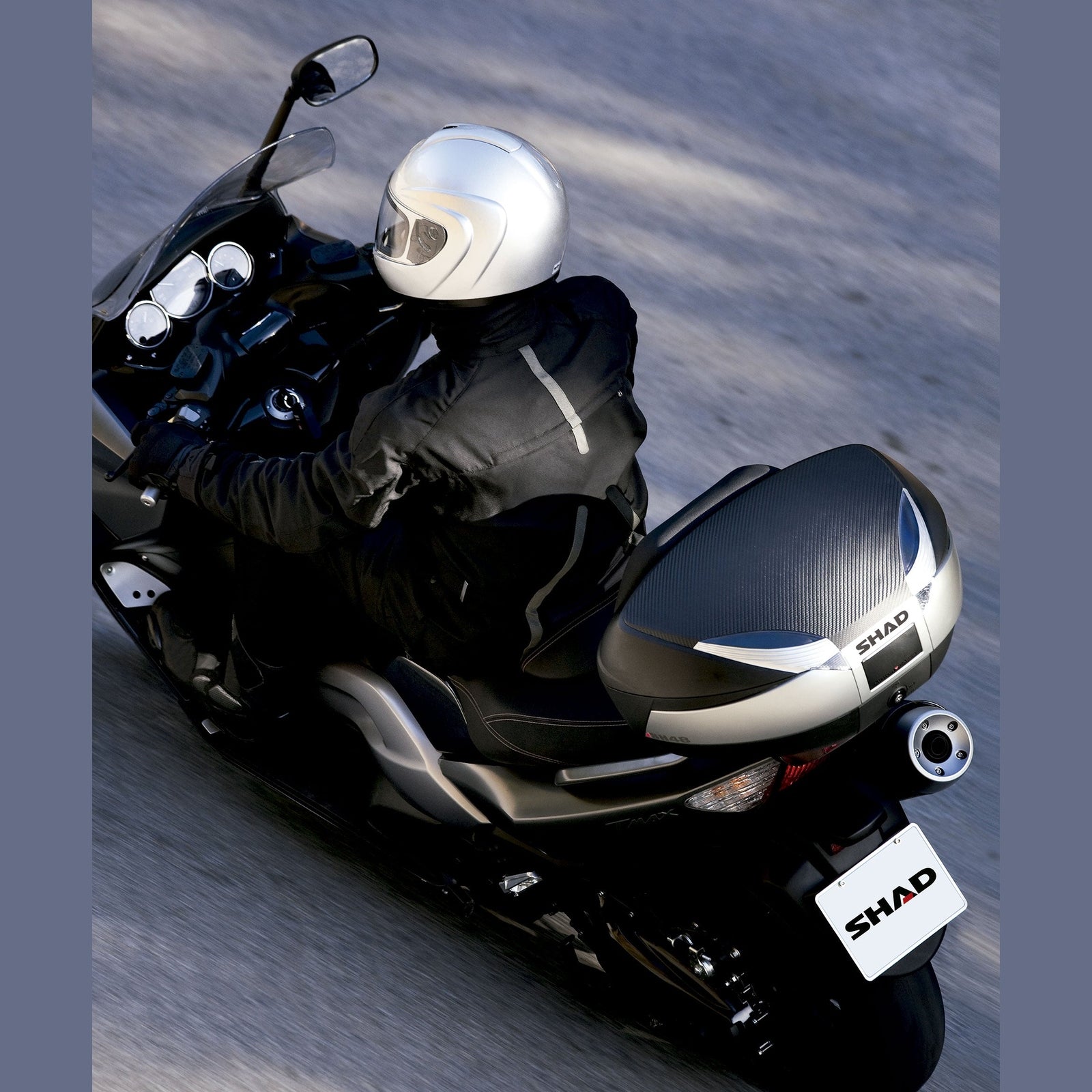 Top Case SHAD SH48 Titanium Carbon + Dosseret — Top Case Moto 48L Premium - LE PRATIQUE DU MOTARD