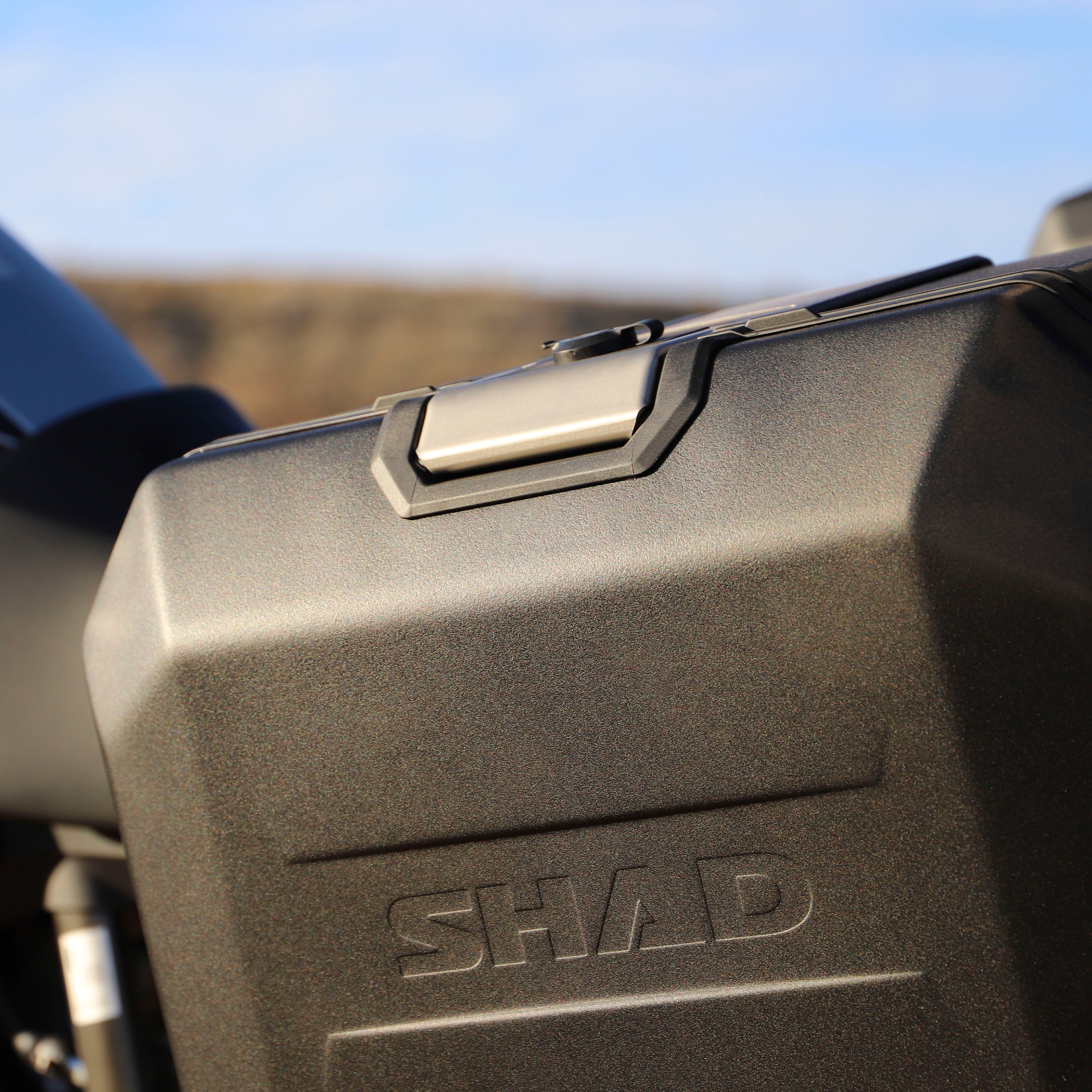 Valise Latérale Droite SHAD TR47R Terra Black — Sacoche 47L Alu Noir Mat - LE PRATIQUE DU MOTARD