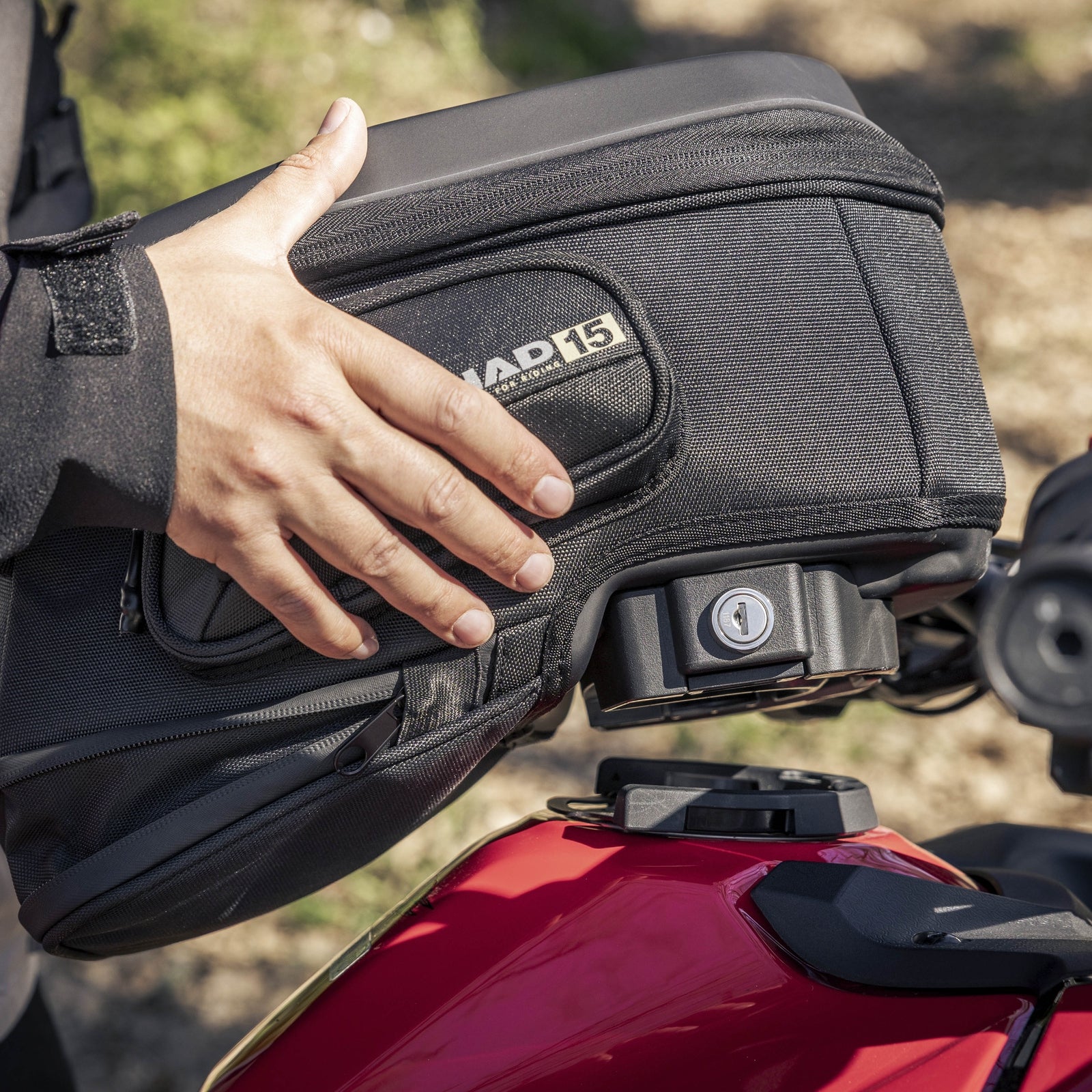 Sacoche Réservoir SHAD Terra TR15CL — Sacoche Adventure 15L Click - LE PRATIQUE DU MOTARD