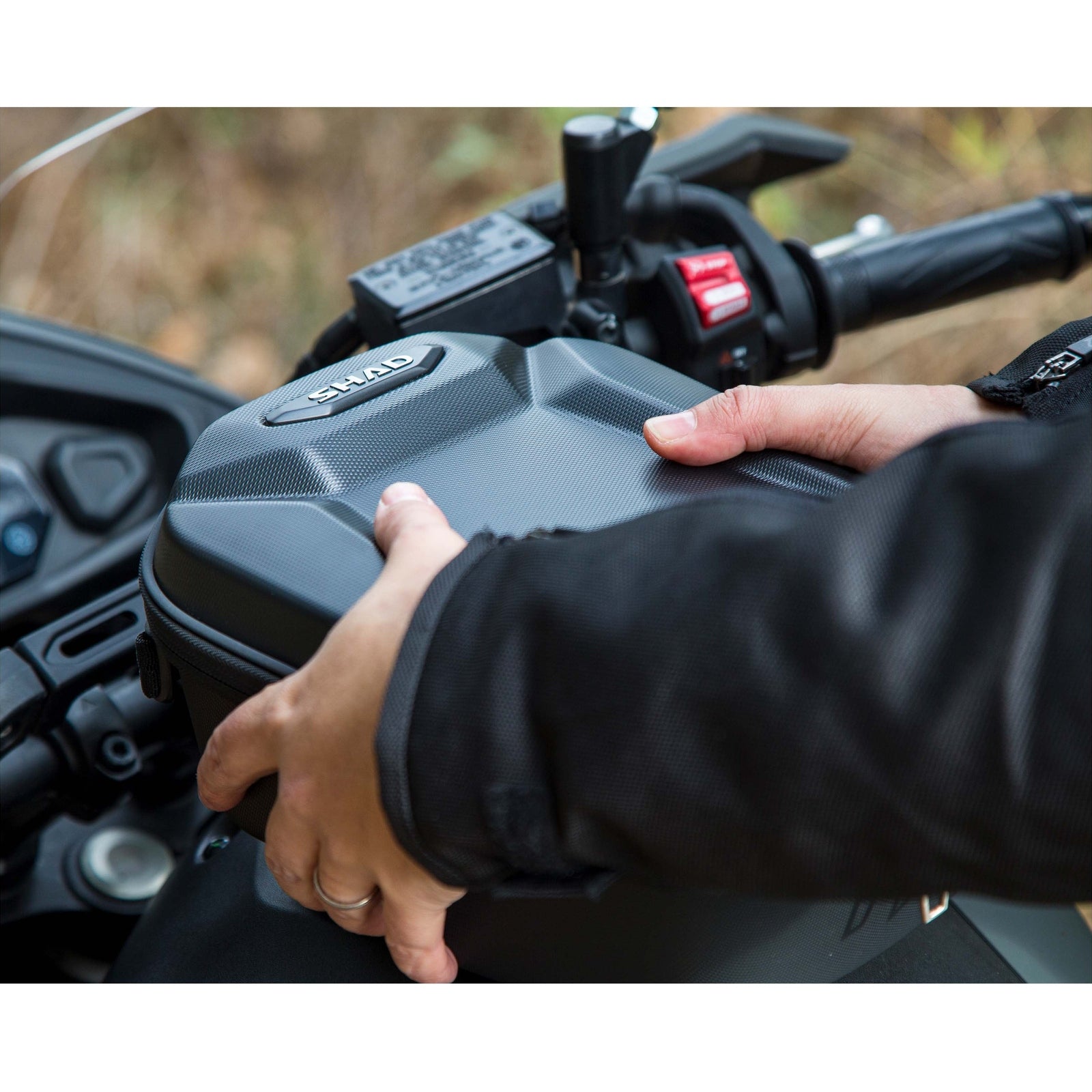 Sacoche de Réservoir SHAD E09CL — Sacoche Moto 9L Click + Guidon - LE PRATIQUE DU MOTARD