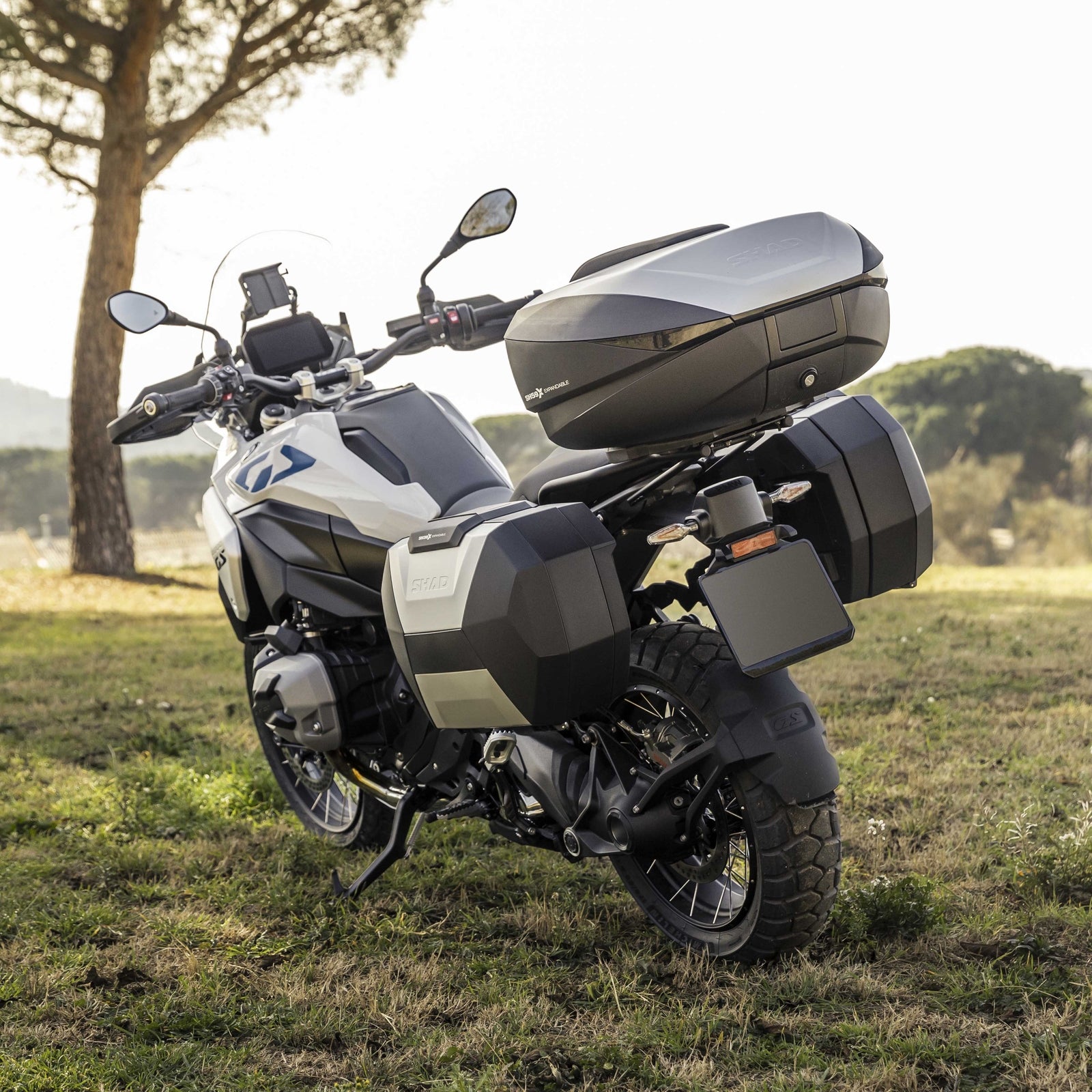 Valises Latérales SHAD SH38X Carbon — Set Extensibles 2×38L→45L Carbone - LE PRATIQUE DU MOTARD