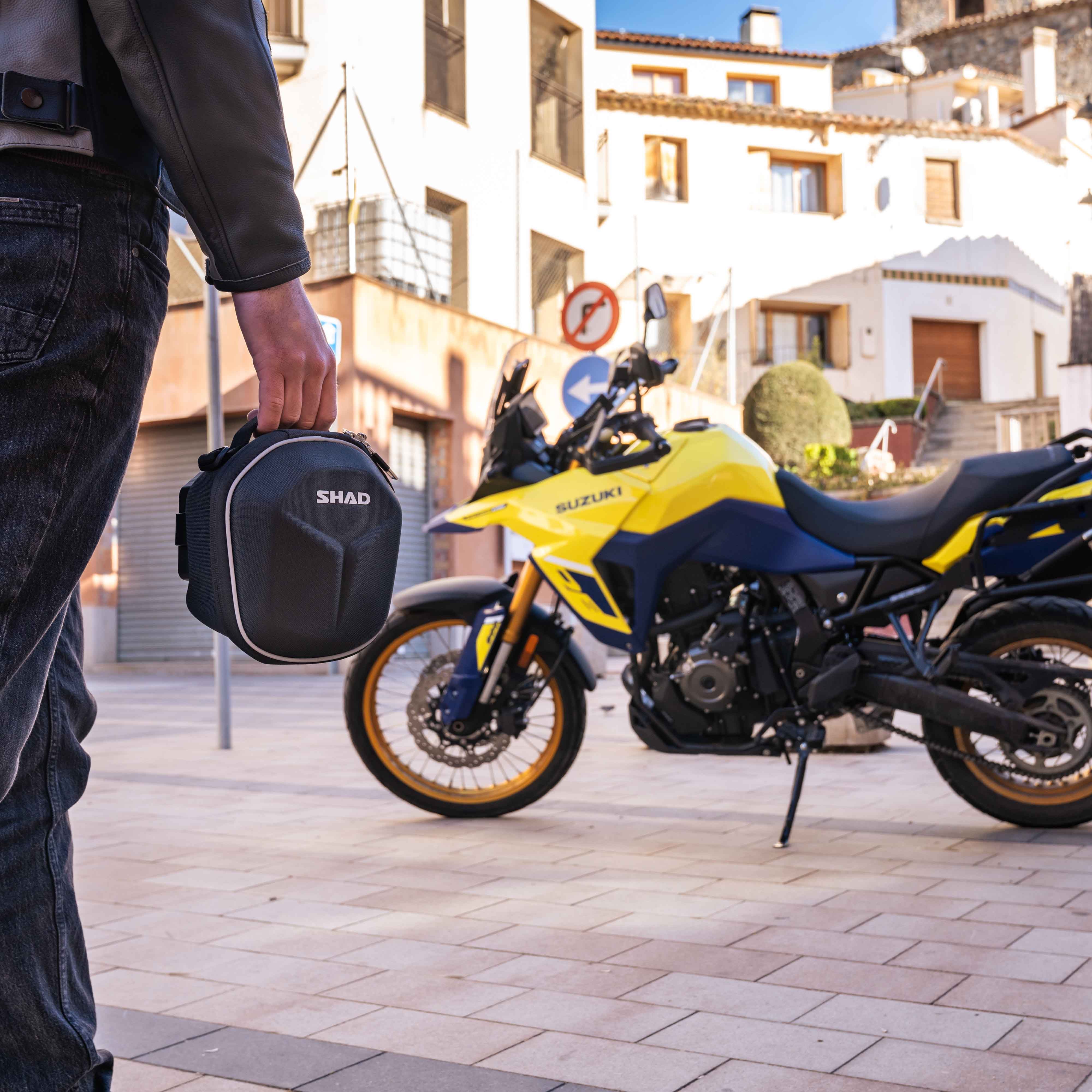 Sacoche de Réservoir SHAD E02C — Sacoche Moto Click System 2L - LE PRATIQUE DU MOTARD
