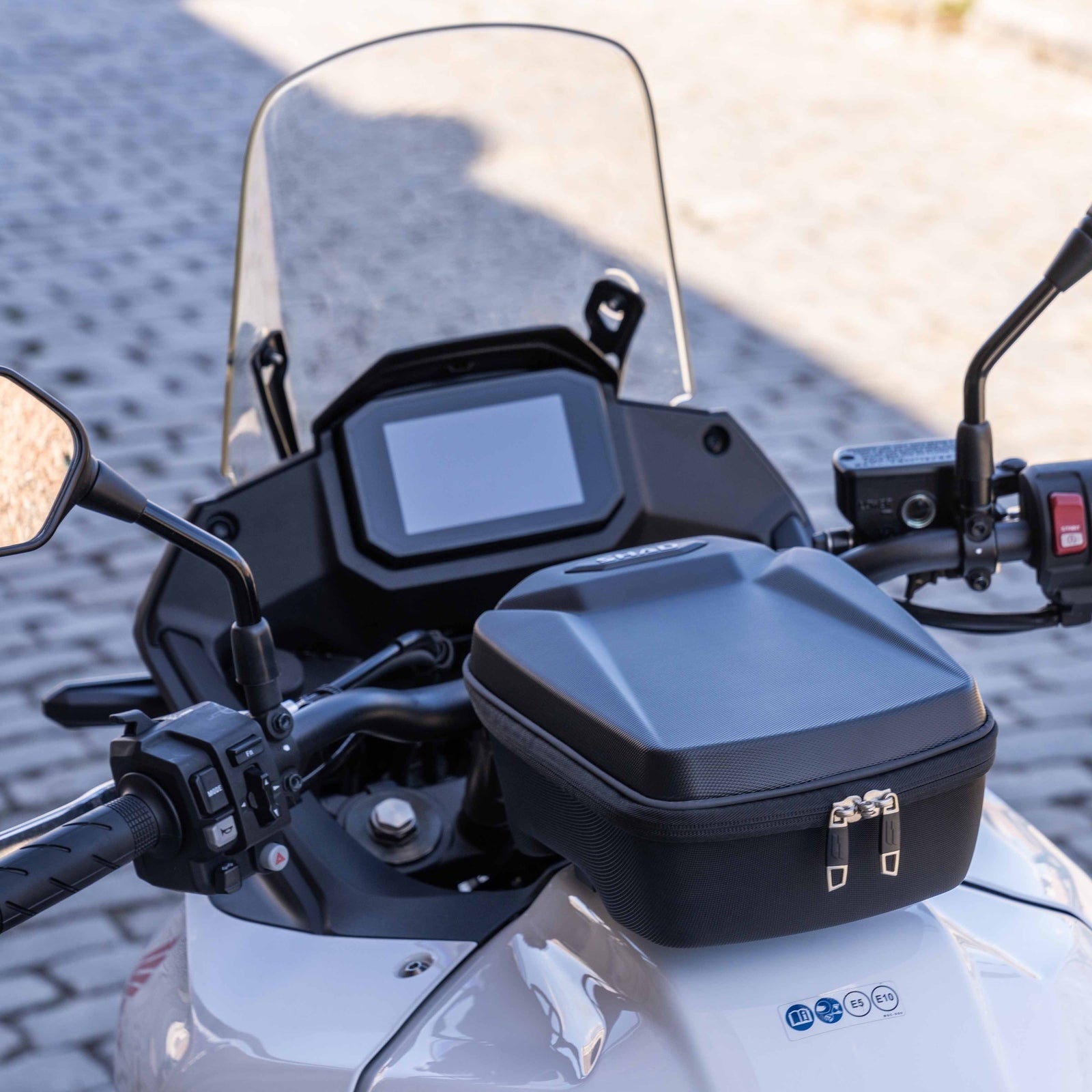 Sacoche Réservoir SHAD E09CM — Sacoche Moto 9L Click + Aimants - LE PRATIQUE DU MOTARD