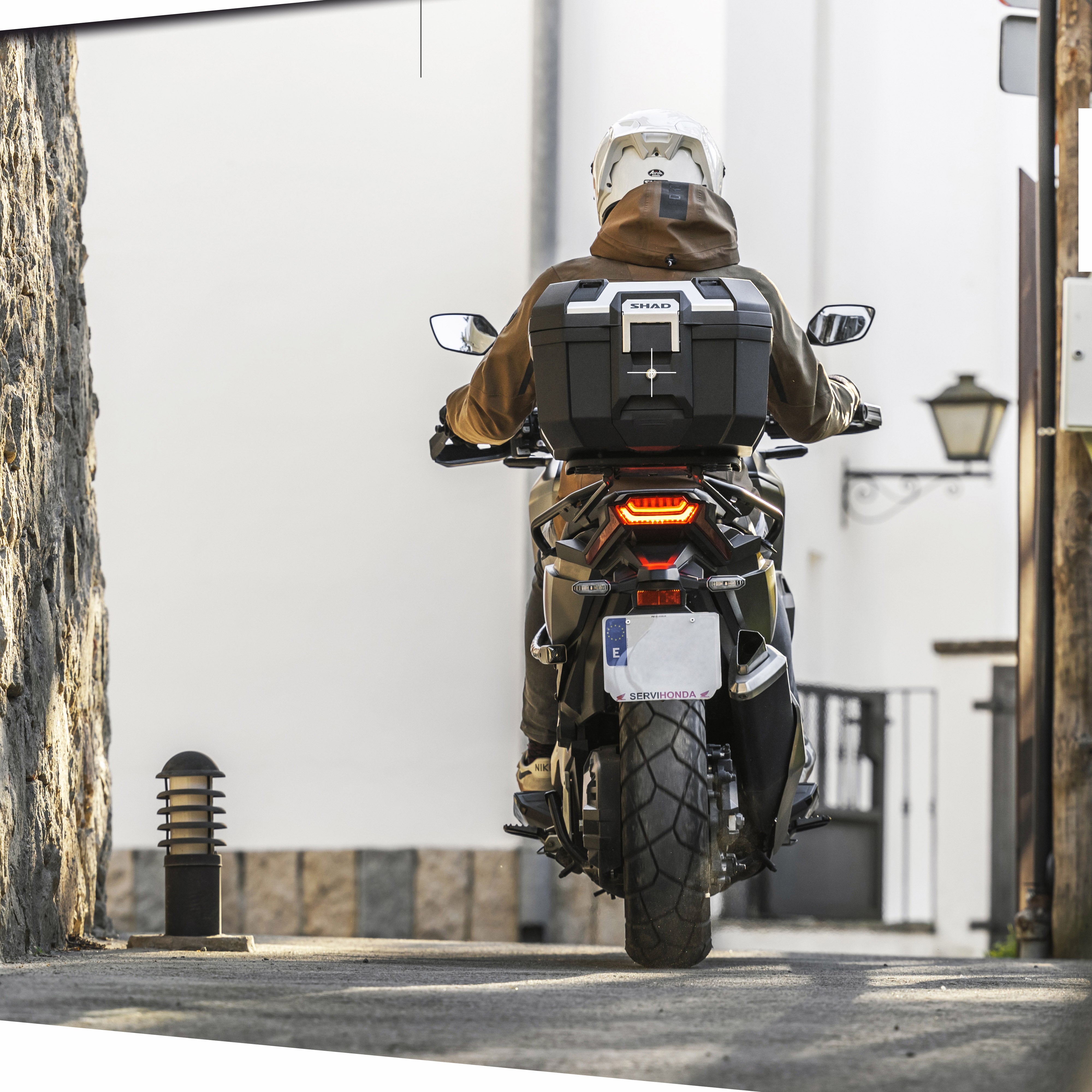 Top Case SHAD TR41 Terra — Top Case Adventure Aluminium 41L - LE PRATIQUE DU MOTARD