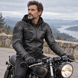 Blouson moto cuir homme Cafe Racer Black Edition porté au guidon d'une moto classique