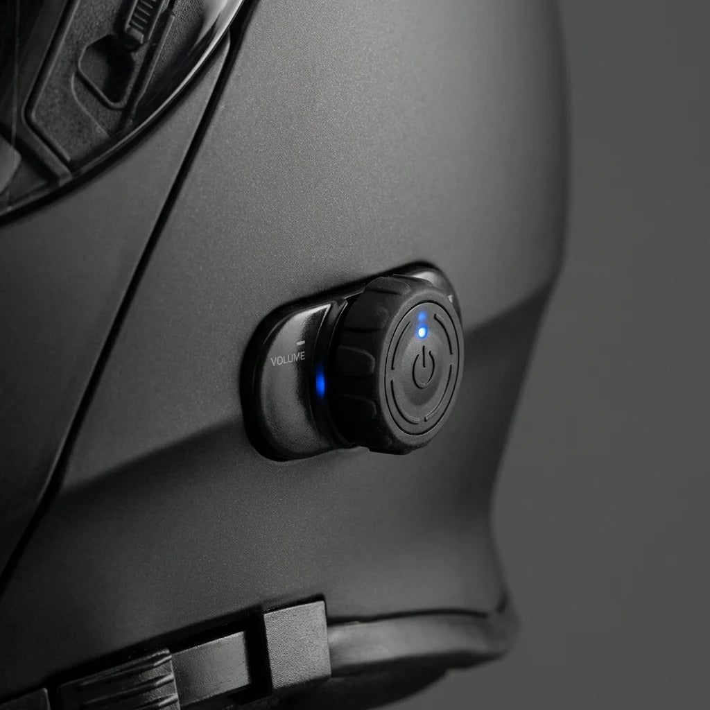 Gros plan sur le module Bluetooth intégré du casque moto Eight montrant la molette de contrôle ergonomique et le voyant LED.