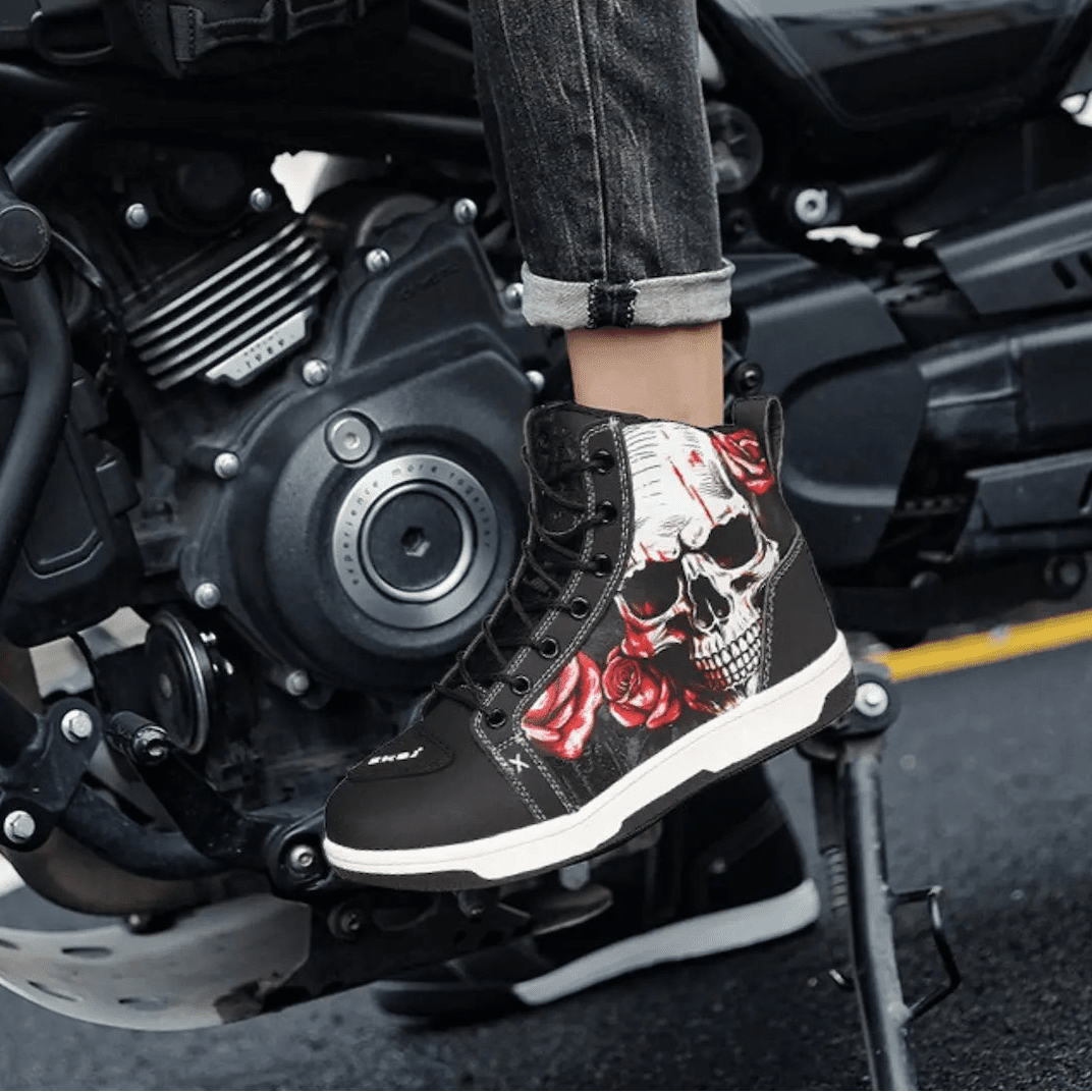 Basket Moto Skull & Roses Montante | URBANDARK™ - LE PRATIQUE DU MOTARD