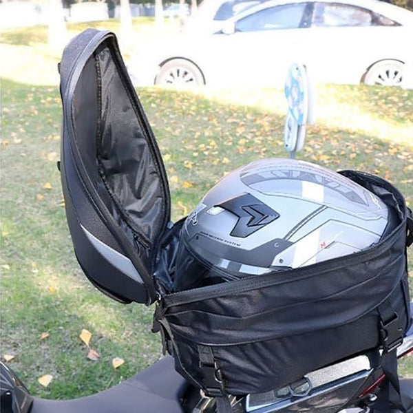 Un casque intégral dans le sac ouvert, sur la selle passager